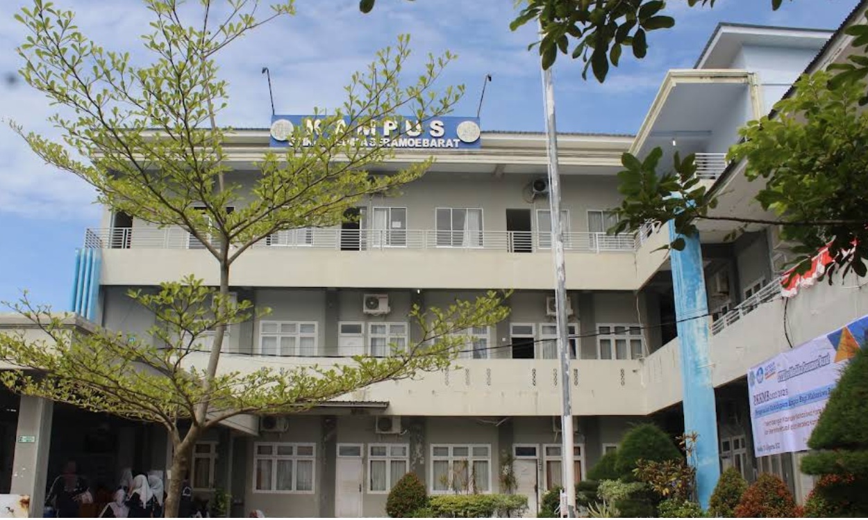 Gedung kampus STIKES Medika Seramoe Barat